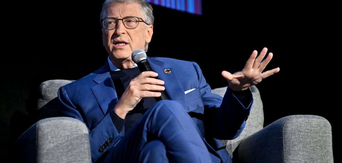 Bill Gates intelligence artificielle, IA médecine éducation, remplacement humains par IA.