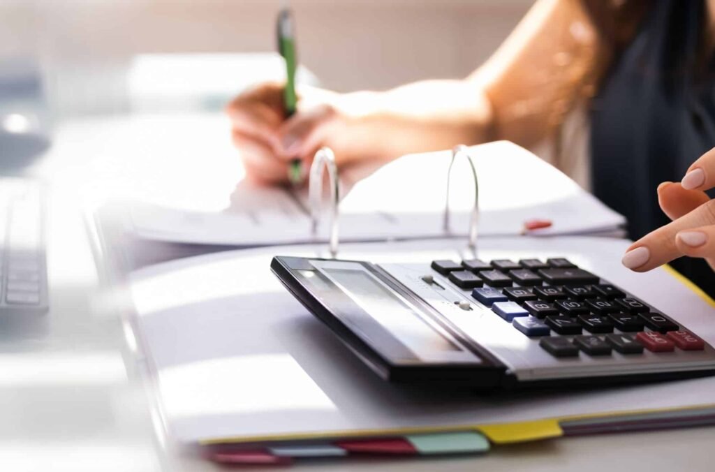 Year-over-Year Analysis(YOY): The Complete Guide for Business Decision Makers (2025) 3 Business dashboard displaying year over year performance metrics for Fortune 500 company analysis