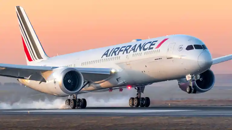 Intérieur de la cabine de l'A350 d'Air France en classe affaires, configuration premium economy 324 passagers