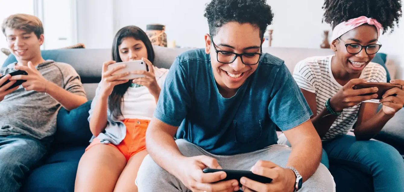 Digital Literacy and Youth Online Communication Analysis