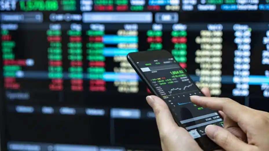 Google Stock (GOOGL/GOOG) Investment Guide 2025: Wall Street's Most Comprehensive Analysis 2 GOOGL class A vs GOOG class C shares comparison chart