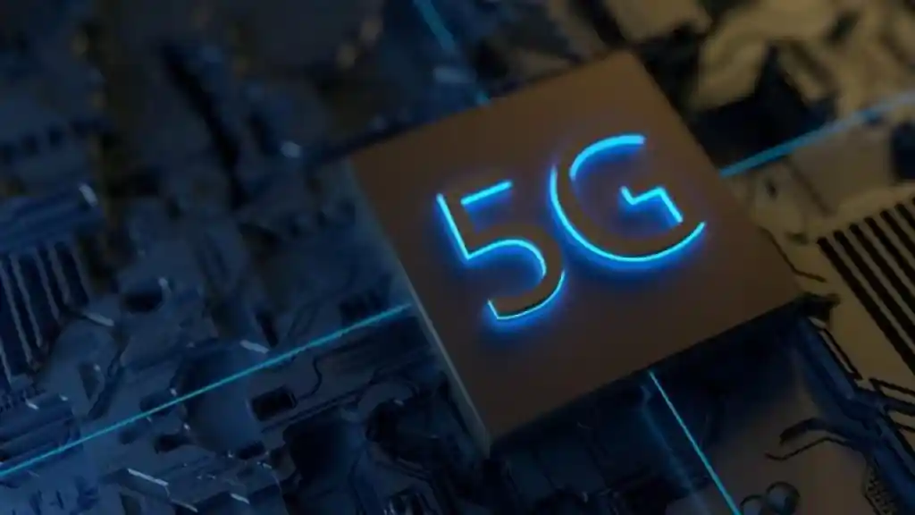 5G ROI timeline showing Sub-6GHz achieving positive return in 2-3 years versus mmWave 4-7 years payback period with cumulative cash flow projections