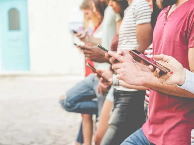 Social Media Silent Scroller Traits Research-backed analysis of 6 psychological traits characterizing silent scrollers, mechanisms driving passive consumption, and measurable mental health correlations.