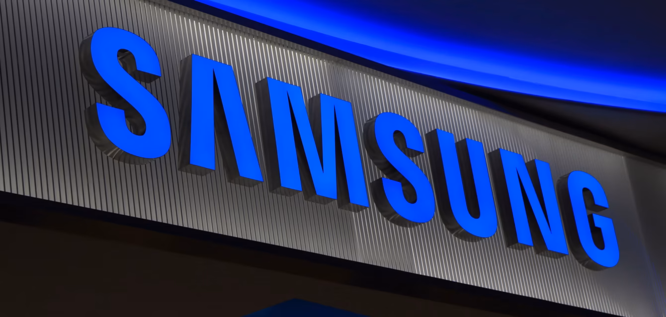 Samsung statistics 2026 chart showing annual revenue of ₩333.6 trillion, smartphone market share of 19.1%, and DRAM leadership data from Axis Intelligence Research