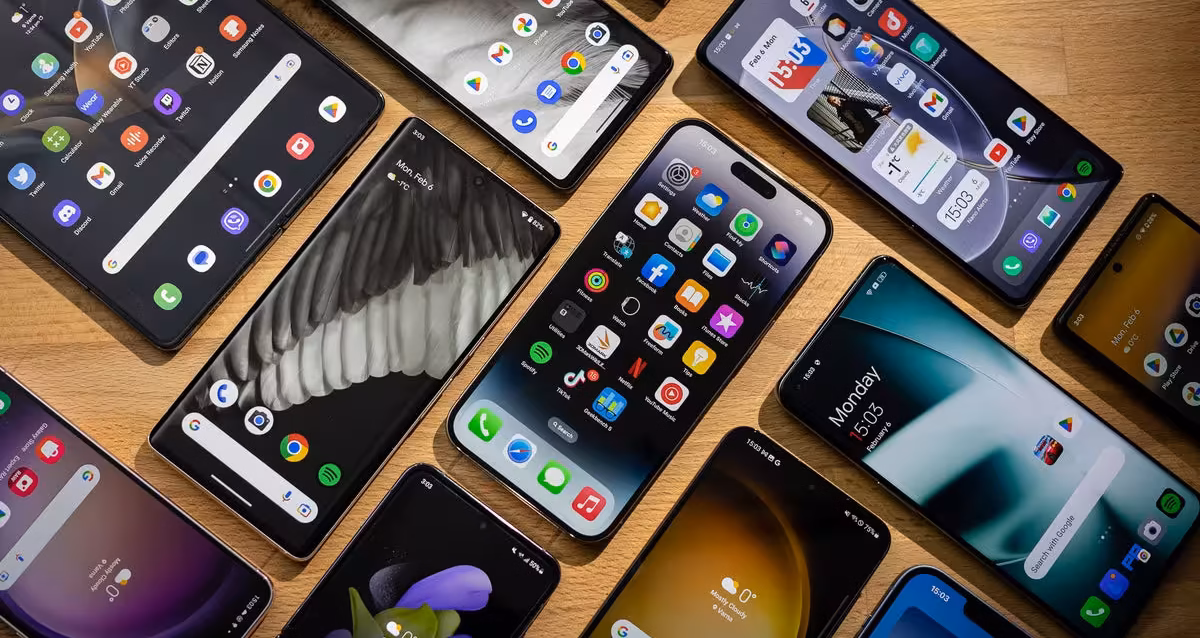 smartphone-statistics-update Smartphone statistics 2026 chart showing global shipments falling 22% to 255.3 million in Q3 2026, Apple and Samsung versus other smartphone vendors shipment growth, Axis Duopoly Divergence Spread Q3 2025 to Q3 2026