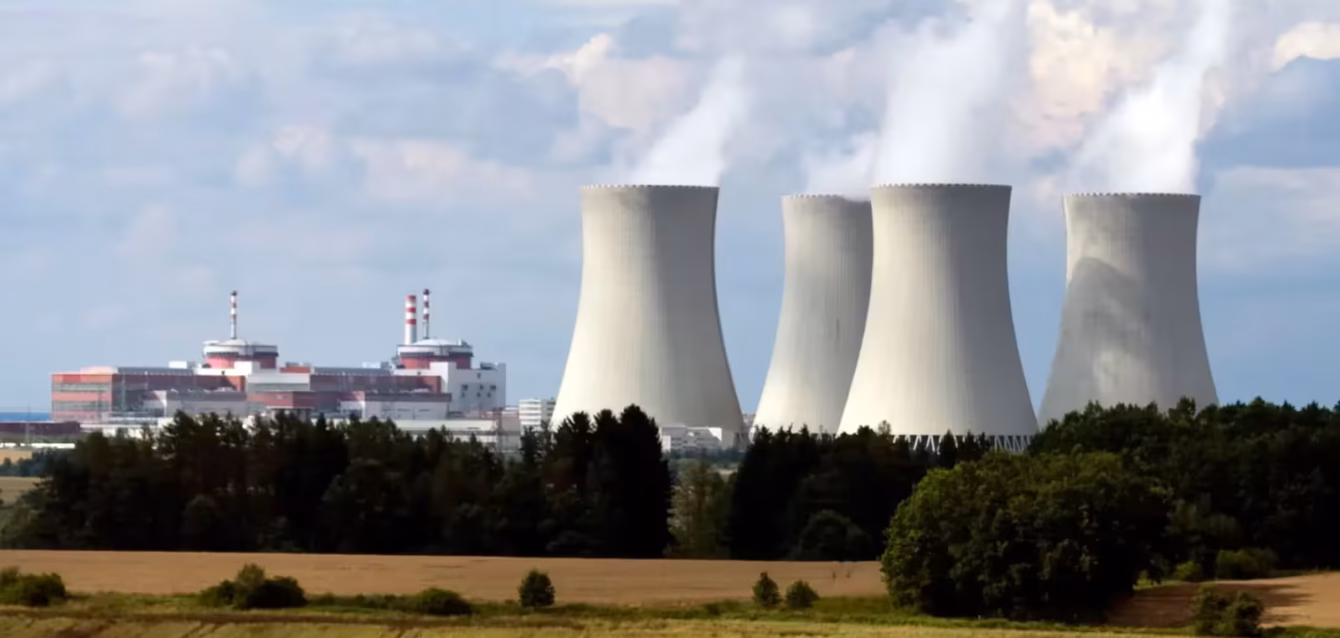 small-modular-reactor-statistics Small modular reactor statistics 2026 chart comparing SMR capital cost per kilowatt against Vogtle, Flamanville 3, Hinkley Point C and Sizewell C SMR cost per kW benchmark showing Darlington first unit at 18,646 dollars versus a 14,543 dollar Western large-reactor average