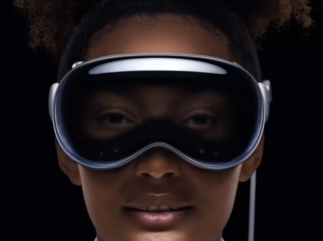 apple-vision-pro-statistics Apple Vision Pro statistics 2026 chart showing shipments falling from 390,000 in 2024 to 45,000 in Q4 2025 Vision Pro Revenue Weight VPRW index falling from 3.71% to 1.37% of Apple wearables revenue