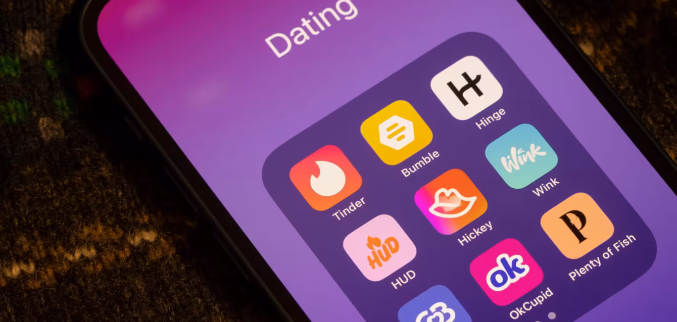 dating-app-statistics Dating app statistics 2026 chart showing paying users falling 6.6% while revenue per payer rises 5.6% Tinder, Hinge, Bumble and Grindr paying users and revenue per payer in Q2 2026, Axis Dating Payer Squeeze Index