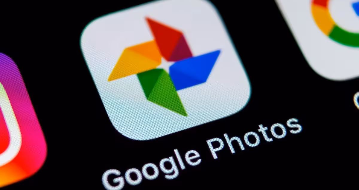 Google Photos statistics 2026 chart of monthly users and stored items How many photos are stored in Google Photos per user, Axis LDR metric