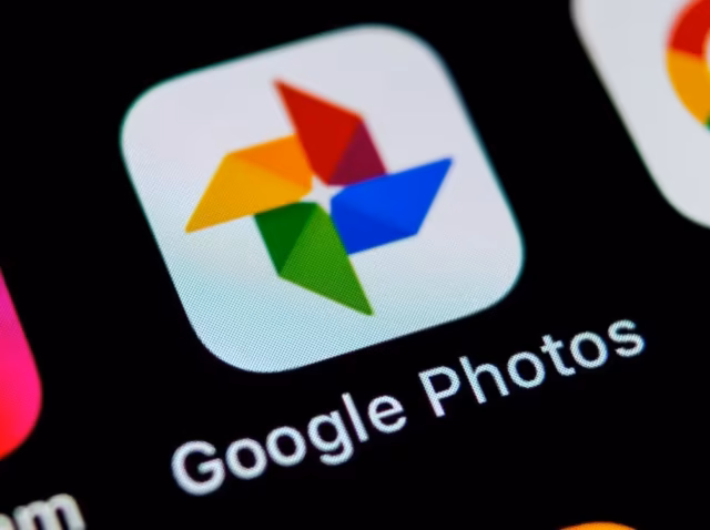google-photos-statistics Google Photos statistics 2026 chart of monthly users and stored items How many photos are stored in Google Photos per user, Axis LDR metric