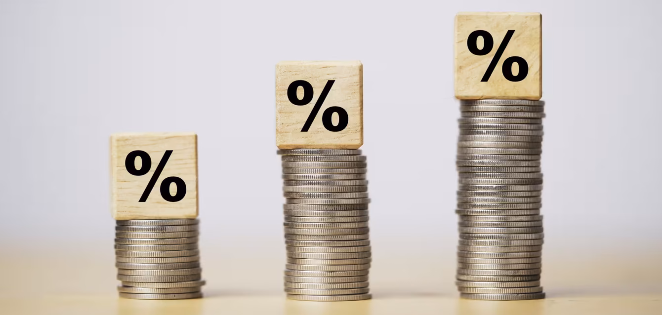 savings-rate-statistics Savings rate statistics 2026 chart showing the US personal saving rate at 4.1% in August 2026, BEA data US personal saving rate first print versus revised estimate for June and July 2026 and emergency savings by income, Federal Reserve SHED
