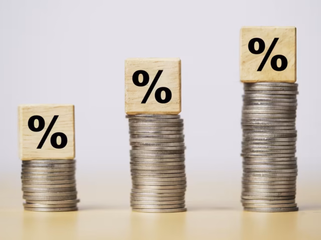 savings-rate-statistics Savings rate statistics 2026 chart showing the US personal saving rate at 4.1% in August 2026, BEA data US personal saving rate first print versus revised estimate for June and July 2026 and emergency savings by income, Federal Reserve SHED